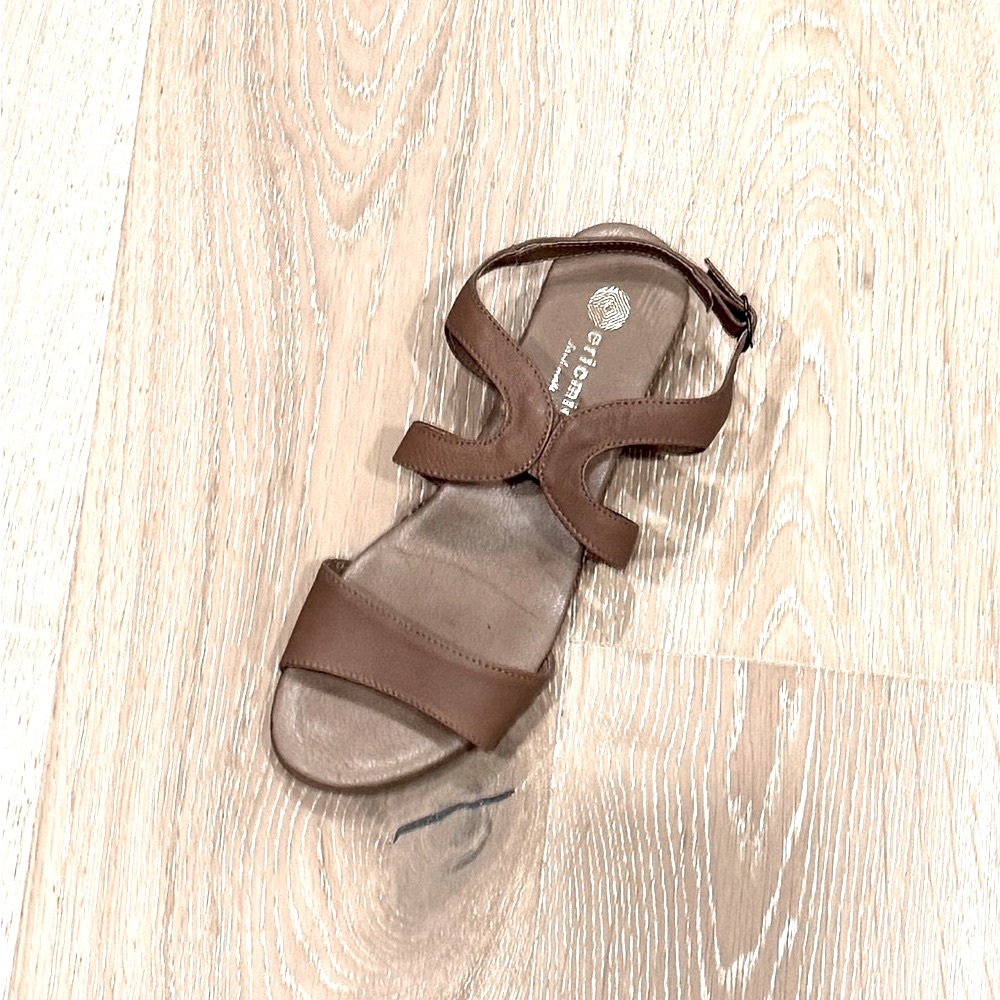 NWOB Eric Michael Dark Xcellent Tan Wedge Sandals, Size 38 (US 7.5).
